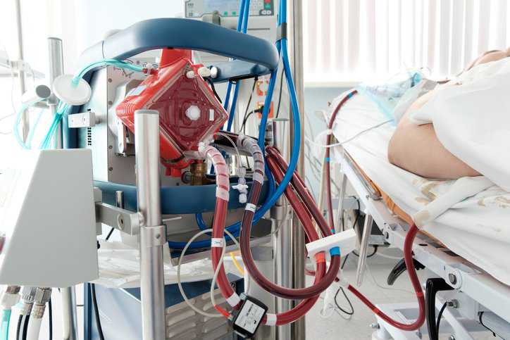 Working extracorporeal oxygenator in intensive care department helping perform an open-heart surgery that adheres to ISO 7199:2024.