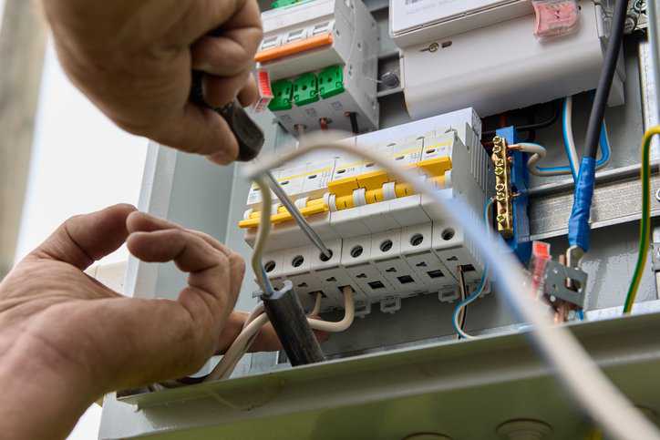 Electric distribution board consumer unit with fuse box and a circuit breaker that adheres to IEC 61439-3:2024.