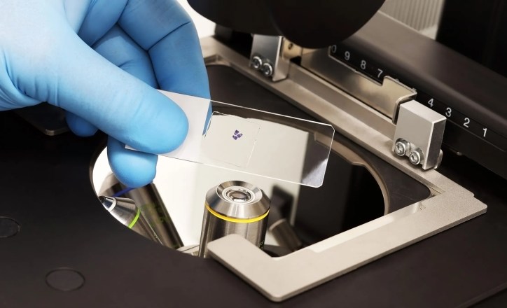 Laboratory using high-precision microscope slides and cover glasses that adhere to ISO 8255-1:2017.