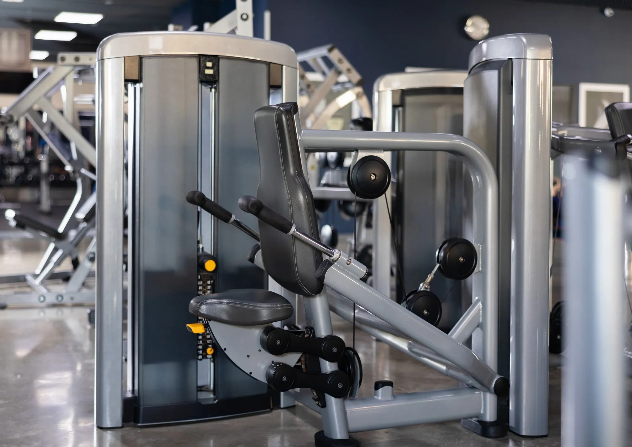 Strength training equipment, adhering to ISO 20957-2:2024, that is in a gym.