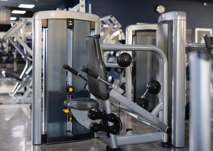 Strength training equipment, adhering to ISO 20957-2:2024, that is in a gym.