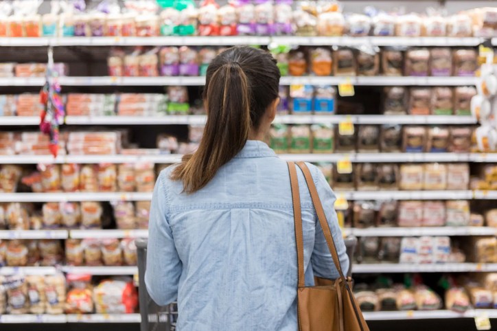 American food labels and ingredients in packaged bread at the grocery store, illustrating the US food safety and regulatory standards like ISO 22000.