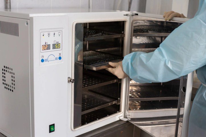 Dry heat temperature test setup compliant with IEC 60068-2-2 Ed. 6.0 b:2025 standard for environmental testing of electronic equipment.