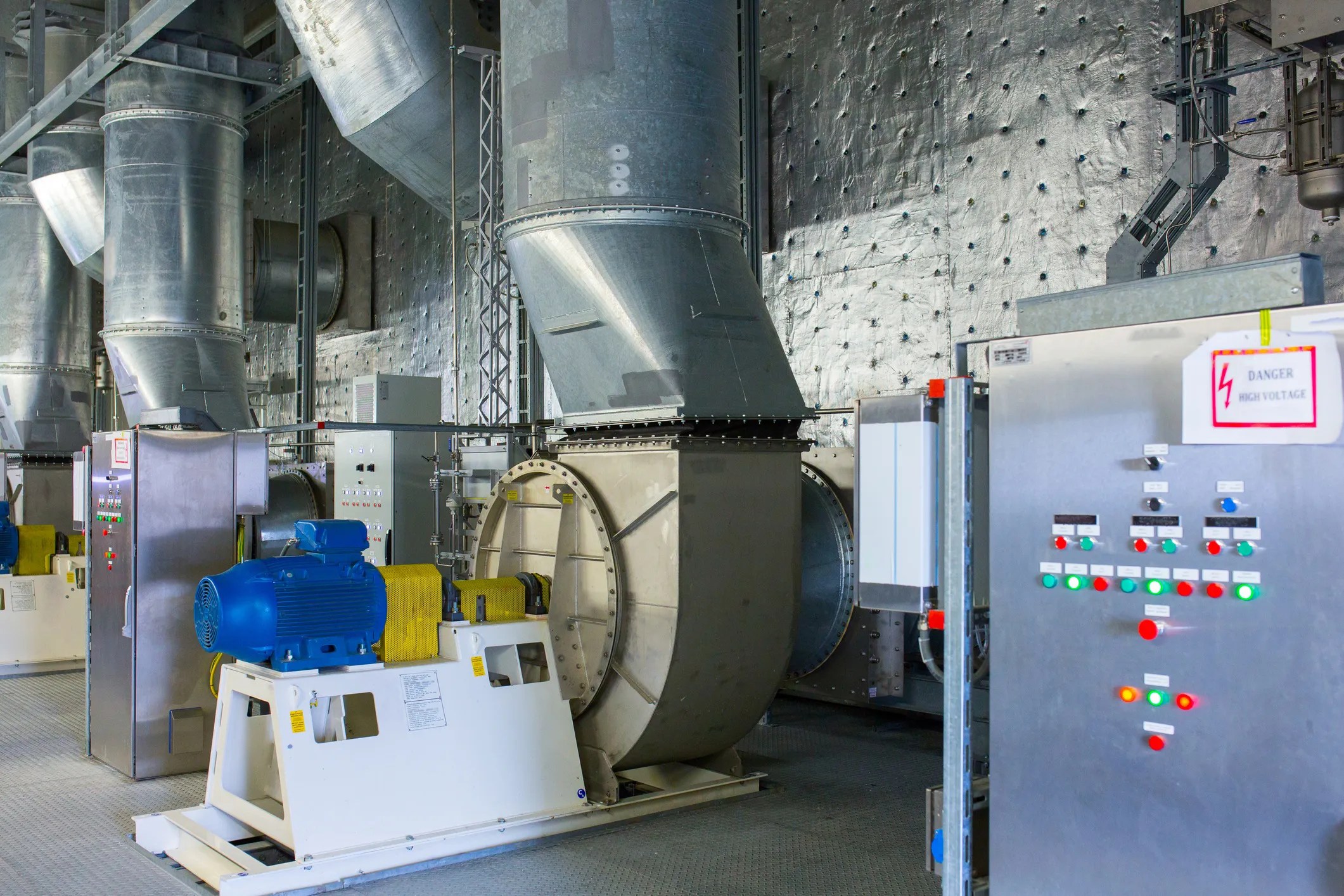 Inlet air cleaning equipment with air filters designed for internal combustion engines, tested according to ISO 5011:2025 for performance and efficiency.