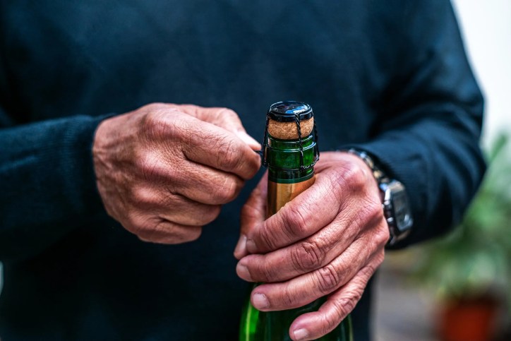 Close-up of cylindrical cork stoppers used for sealing sparkling wines, adhering to ISO 4710:2000 standards for quality and performance.