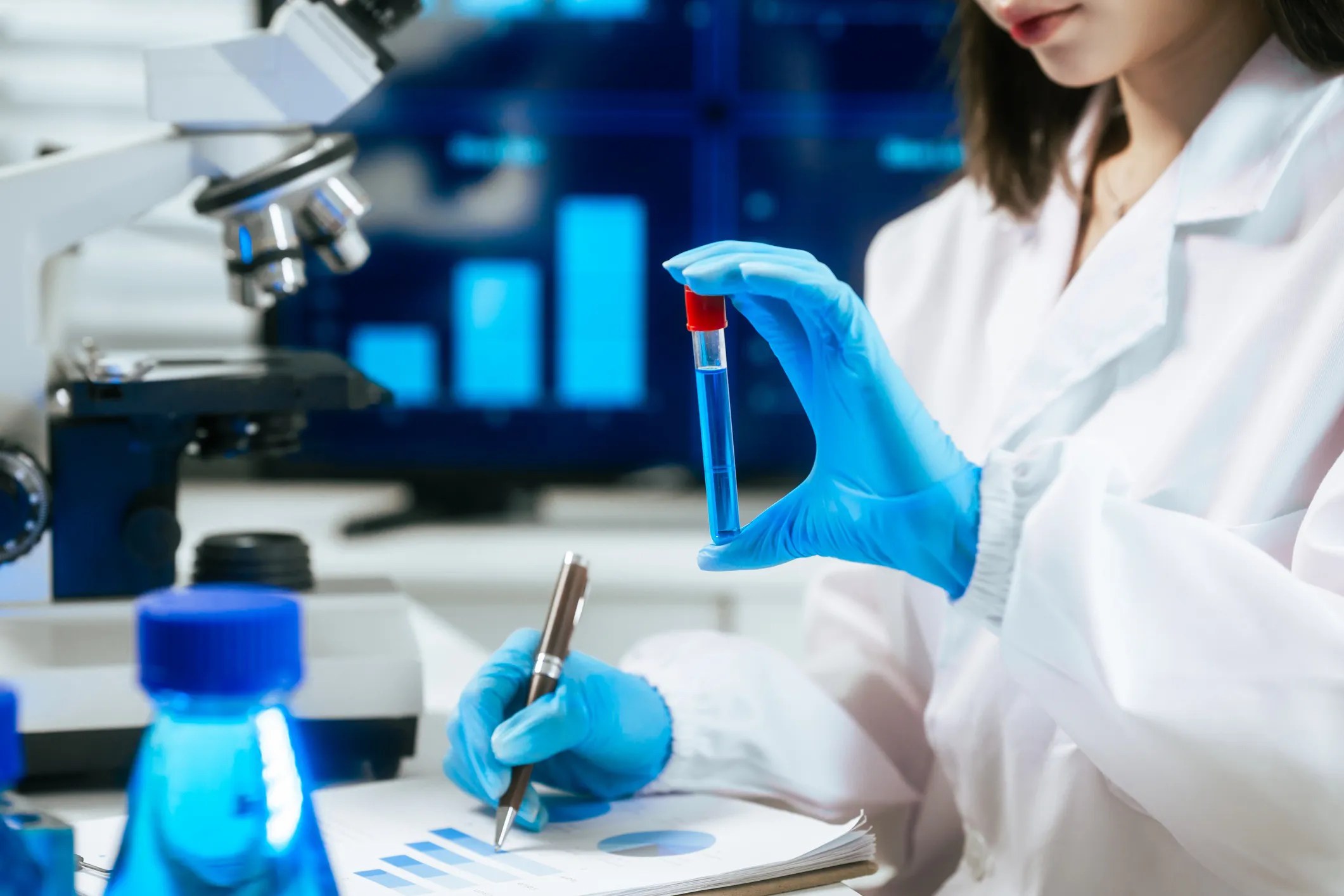 Female scientist overseeing ISO 10993-1:2025 biological evaluation process for medical devices, highlighting safety, biocompatibility, and risk management steps.