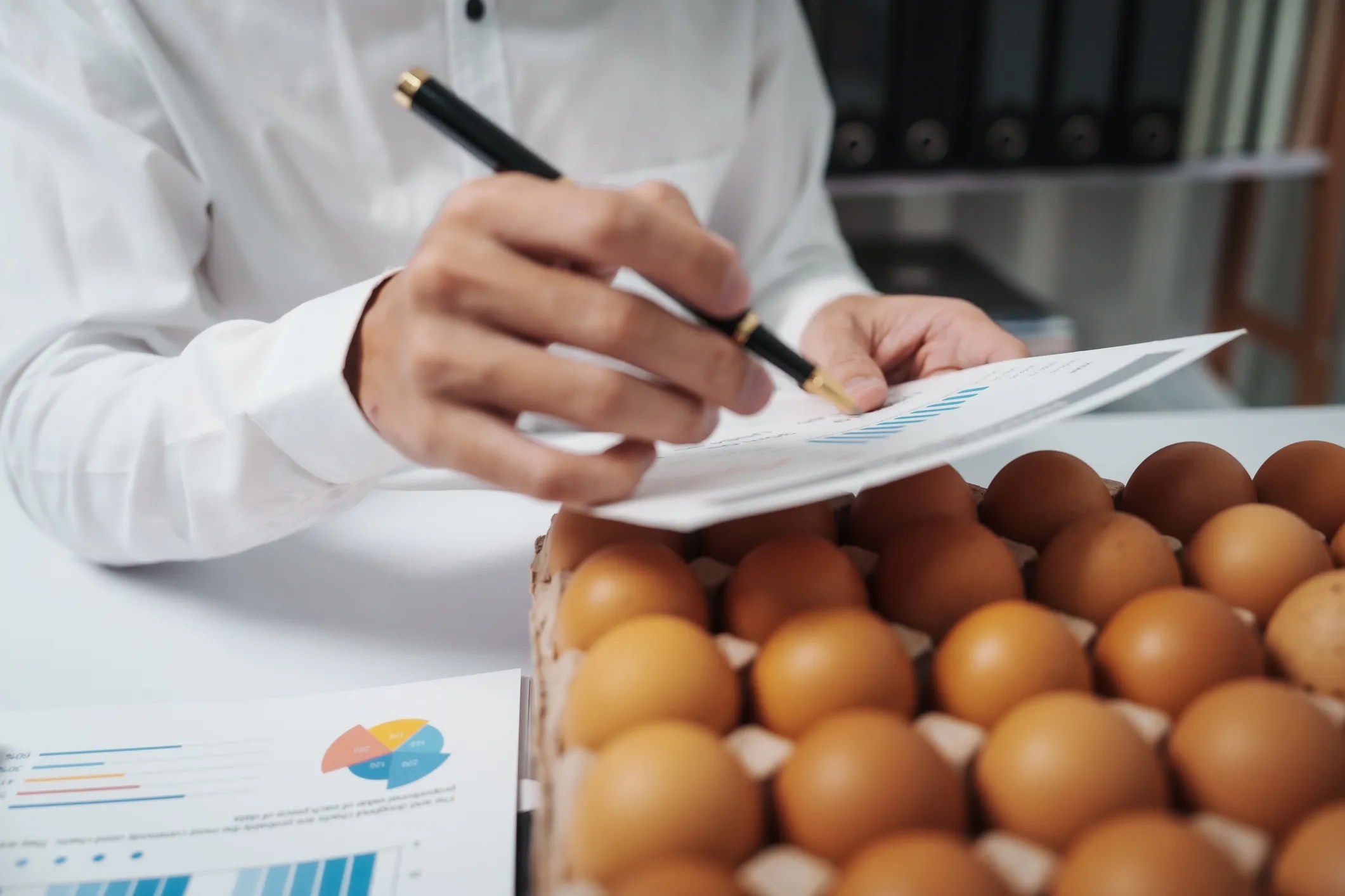 Egg food chain traceability showing eggs tracked from farm production through processing, packaging, and retail distribution, adhering to ISO 22005:2007.