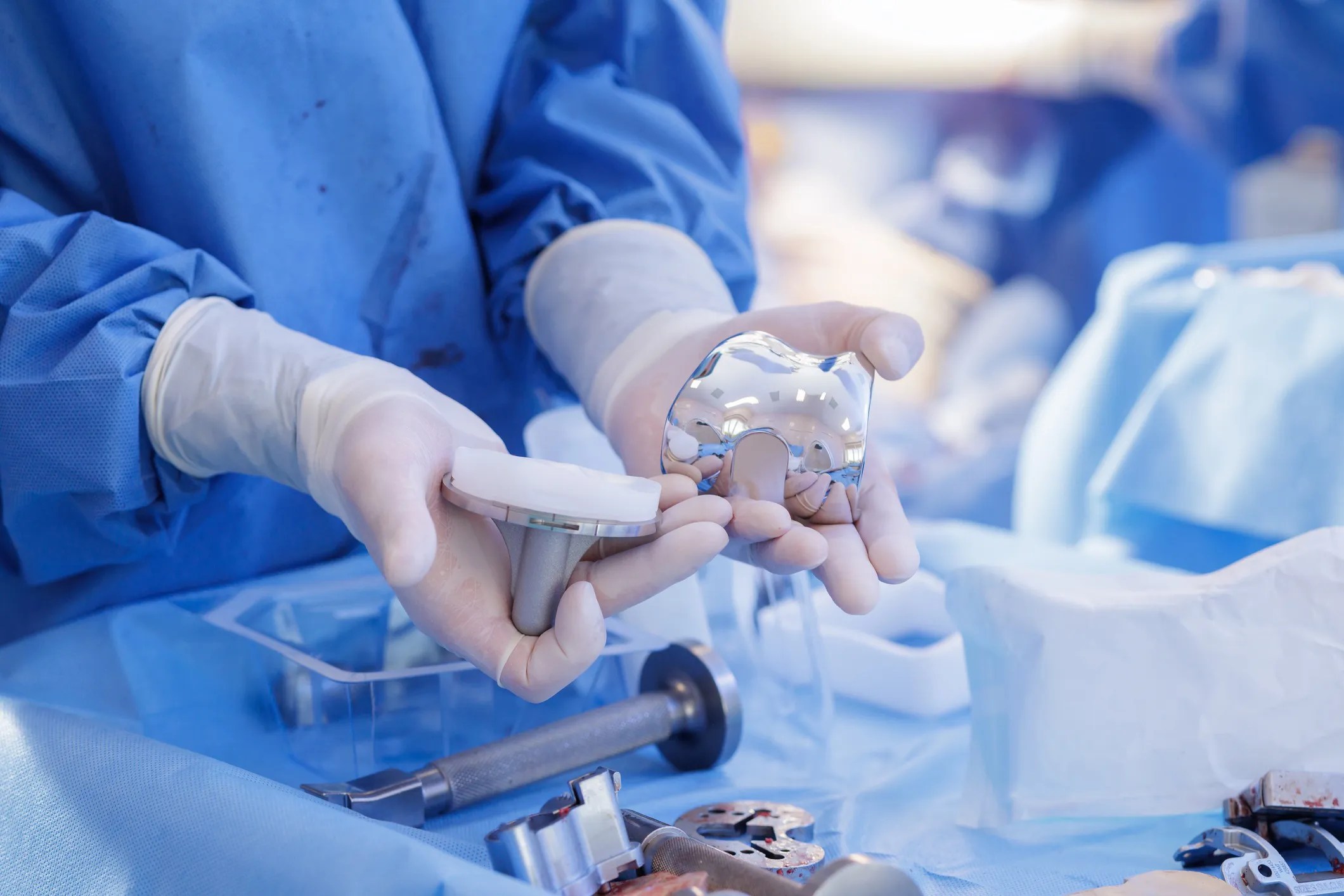 Medical implant (knee replacement) interacting with surrounding tissue, highlighting biocompatibility testing and local tissue response evaluation per ISO 10993-6:2026.