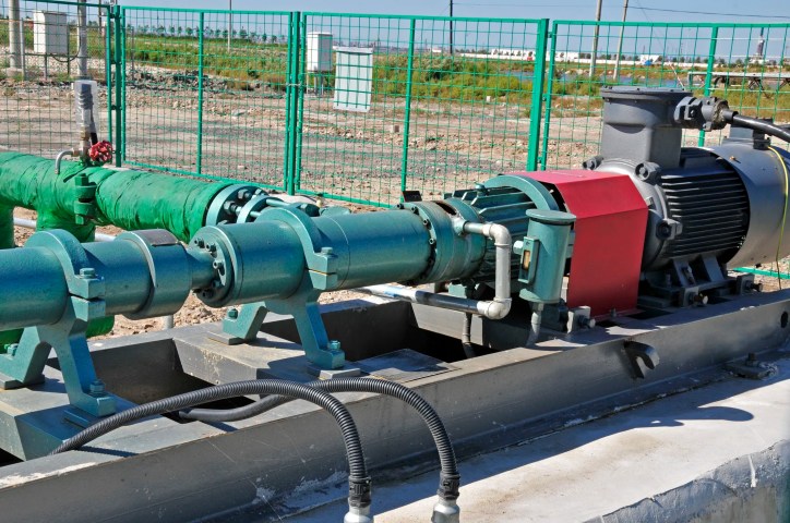 Rotodynamic pump in an industrial facility following ANSI/HI 9.6.4-2022 vibration measurement guidelines.