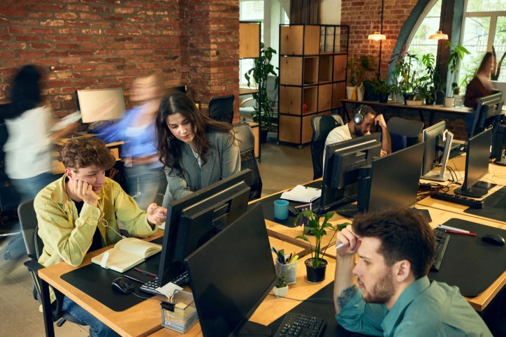 ISO 10075 mental workload framework showing employees managing cognitive demands, digital tools, tasks, and workplace distractions.