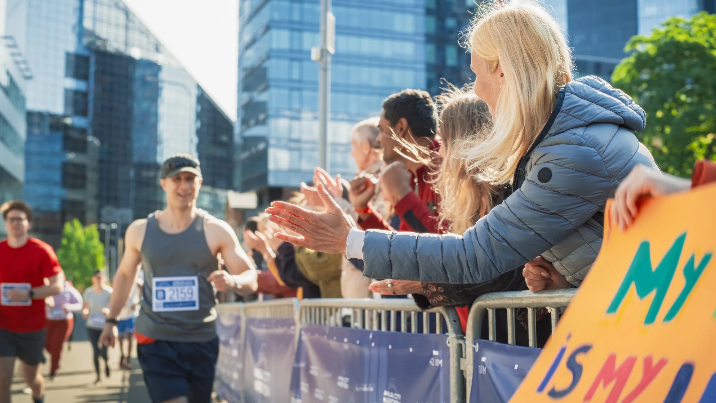 Spectators and runners at a marathon illustrating crowd management and event safety guidance in ISO 22353:2026.